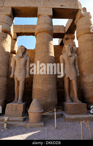 Statuen von Ramses II im Rahmen von Ramses II - Luxor-Tempel, Ägypten Stockfoto