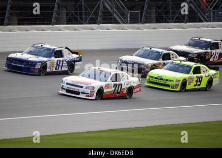 4. Juni 2011 - Joliet, Illinois, USA - Nationwide Series Scott Wimmer (70) und Nationwide Series Treiber Blake Koch (81) Kopf in Kurve eins während der STP-300 auf dem Chicagoland Speedway in Joliet, Illinois. (Kredit-Bild: © Chris Proctor/Southcreek Global/ZUMAPRESS.com) Stockfoto