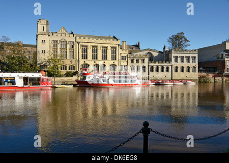 Sportboote auf den Fluss Ouse vor der Guildhall, York, Yorkshire, England, Vereinigtes Königreich, Europa Stockfoto