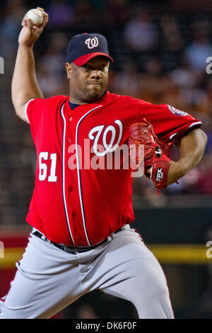 4. Juni 2011 - Phoenix, Arizona, USA - Washington Nationals beginnend Krug liefert Livan Hernandez (61) einen Platz in einem Spiel gegen die Arizona Diamondbacks. Die Diamondbacks besiegte den Nationals 2-0 in der dritten von vier Spielserie im Chase Field in Phoenix, Arizona. (Kredit-Bild: © Chris Pondy/Southcreek Global/ZUMAPRESS.com) Stockfoto