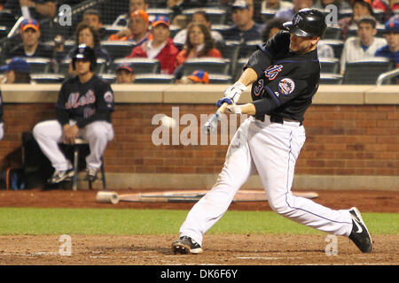 4. Juni 2011 - Flushing, New York, USA - New York Mets Catcher Josh Thole (30) verdoppelt sich auf Rechte Feld gegen die Atlanta Braves im siebten Inning bei Citi Field, Flushing, NY. (Kredit-Bild: © Debby Wong/Southcreek Global/ZUMAPRESS.com) Stockfoto