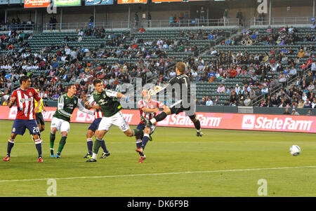 5. Juni 2011 - Carson, CA, USA - Athleten - Rough Moment für Chivas USA Defender, Nr. 3, HEATH PEARCE, als seinem Torwart DAN KENNEDY erscheint, machen Kontakt mit dem Kopf zur gleichen Zeit, die Portland Nr. 12, DAVID HORST, tritt seine heilen in seinem inneren Oberschenkel, während der ersten Hälfte des MLS-zwischen CHIVAS USA und die PORTLAND TIMBERS im Home Depot Center Match.  Chivas gewinnt 1: 0 Stockfoto