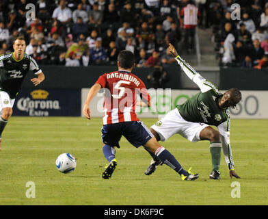 5. Juni 2011 - Carson, CA, USA - Athleten-PAULO NAGAMURA bringt Bewegung auf Portland-Spieler KEVIN GOLDHWAITE während des MLS-Spiels zwischen CHIVAS USA und die PORTLAND TIMBERS im Home Depot Center.  Chivas gewinnt 1 zu 0, an einem zweiten Hälfte Ziel... Kredit-Bild: Cr Scott Mitchell/ZUMA PRESS (Credit-Bild: © Scott Mitchell/ZUMAPRESS.com) Stockfoto