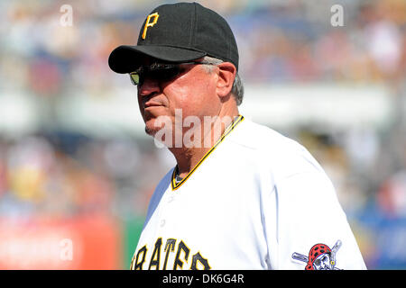 5. Juni 2011 - nehmen PENNSYLVANNIA, Pittsburgh, USA - Pittsburgh Pirates Manager Clint Hurdle (13) auf dem Feld als die Pittsburgh Pirates auf die Philadelphia Phillies im PNC Park in Pittsburgh, PA... Phillies 7-3 Piraten zu besiegen. (Kredit-Bild: © Dean Beattie/Southcreek Global/ZUMAPRESS.com) Stockfoto
