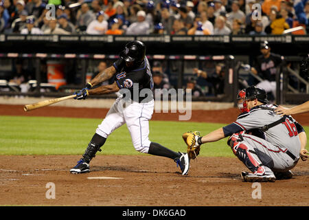 5. Juni 2011 - Flushing, New York, USA - New York Mets linker Feldspieler Willie Harris (22) Singles, rechten Feld gegen die Atlanta Braves in der fünften Inning bei Citi Field, Flushing, NY. (Kredit-Bild: © Debby Wong/Southcreek Global/ZUMAPRESS.com) Stockfoto