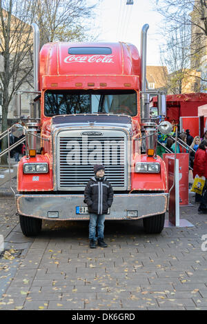 Heilbronn, Deutschland. 2. Dezember 2013. Ein wenig tour junge Posen vor der Coca-Cola Weihnachtstruck Aktionsartikel in der Süd-deutschen Stadt Heilbronn. Bildnachweis: Colin Utz/Alamy Live-Nachrichten Stockfoto