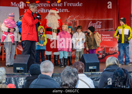 Heilbronn, Deutschland. 2. Dezember 2013. Coca-Cola Santa Claus auf der Bühne mit Kindern, während die Coca-Cola Weihnachts-Promotion-tour in den Süden deutschen Stadt Heilbronn. Bildnachweis: Colin Utz/Alamy Live-Nachrichten Stockfoto