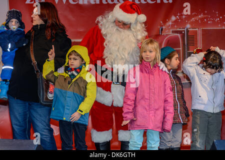 Heilbronn, Deutschland. 2. Dezember 2013. Coca-Cola Santa Claus auf der Bühne mit Kindern, während die Coca-Cola Weihnachts-Promotion-tour in den Süden deutschen Stadt Heilbronn. Bildnachweis: Colin Utz/Alamy Live-Nachrichten Stockfoto