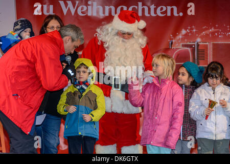 Heilbronn, Deutschland. 2. Dezember 2013. Coca-Cola Santa Claus auf der Bühne mit Kindern, während die Coca-Cola Weihnachts-Promotion-tour in den Süden deutschen Stadt Heilbronn. Bildnachweis: Colin Utz/Alamy Live-Nachrichten Stockfoto