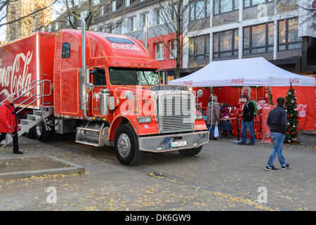 Heilbronn, Deutschland. 2. Dezember 2013. Der Coca-Cola Weihnachtstruck auf Promotion-Tour in den Süden deutschen Stadt Heilbronn. Bildnachweis: Colin Utz/Alamy Live-Nachrichten Stockfoto