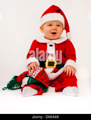 Baby Boy in Santa Outfit bereit für Weihnachten Stockfoto