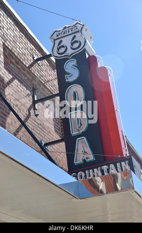 Route 66 Soda Fountain laden mit Leuchtreklame. Restaurierte Soda Shop ist nun ein Community Learning Center in Miami, Oklahoma Stockfoto