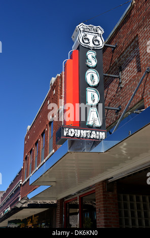 Route 66 Soda Fountain laden mit Leuchtreklame. Restaurierte Soda Shop ist nun ein Community Learning Center in Miami, Oklahoma Stockfoto