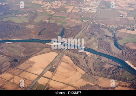 Luftbild von der Kreuzung der Autobahn A7 Milan-Genua des Flusses Ticino. Stockfoto