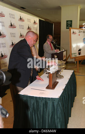 7. Juni 2011 - Elmont, New York, USA - Post Position ziehen und eine Pressekonferenz für 143. Belmont Stakes - (Credit-Bild: © Sue Kawczynski/Eclipse/ZUMAPRESS.com) Stockfoto