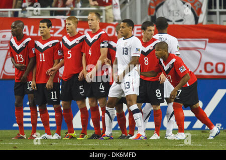 7. Juni 2011 - Detroit, Michigan, USA - Kanada-Mittelfeldspieler Atiba Hutchinson (#13), Mittelfeldspieler Josh Simpson (#11), Verteidiger Andre Hainault (#5), Verteidiger Kevin McKenna (#4), nach vorn Will Johnson (#8) und Simeon Jackson (#17) und USA Jermaine Jones (#13) vorwärts bilden eine Wand für einen USA-Freistoß während der ersten Halbzeit Spiel handeln.  Die Vereinigten Staaten besiegt Kanada 2: 0 in Stockfoto