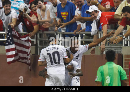 7. Juni 2011 - Detroit, Michigan, leitet US - Fans jubeln auf USA Juan Agudelo (#9) und Jozy Atlidore (#17) und Mittelfeldspieler Landon Donovan (#10) nach Altidore Ziel während der ersten Halbzeit Spiel Aktion.  Die Vereinigten Staaten besiegt Kanada 2: 0 im zweiten Spiel der Gruppe C-Play Eröffnung Runde Doppelveranstaltung der CONCACAF Gold Cup Fußballturnier 2011 spielte im Ford Field Stockfoto