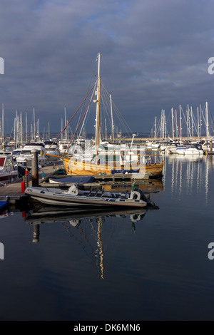 hölzerne geschältes Boot in Brixham Marina, Brixham, Devon, Ankern, grau, Hafen, marine, Nautik, Schiff, Hafen, Royal, Meer, Schiff, Schiff, b Stockfoto