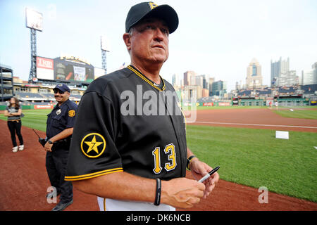 7. Juni 2011 - nehmen PENNSYLVANNIA, Pittsburgh, USA - Pittsburgh Pirates Manager Clint Hurdle (13) vor dem Start des Spiels als die Pittsburgh Pirates auf die Arizona Diamondbacks im PNC Park in Pittsburgh, PA... Piraten besiegen die Diamondbacks 8-5. (Kredit-Bild: © Dean Beattie/Southcreek Global/ZUMAPRESS.com) Stockfoto