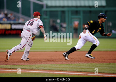 7. Juni 2011 - nehmen PENNSYLVANNIA, Pittsburgh, USA - Pittsburgh Pirates Shortstop Ronny Cedeno (5) wird in einem heruntergekommenen zwischen 2. und 3. base gefangen und wird heraus durch Arizona-Diamantmarkierungen dritte Baseman Ryan Roberts (14) im fünften Inning als die Pittsburgh Pirates markiert auf die Arizona Diamondbacks im PNC Park in Pittsburgh, PA... Piraten besiegen die Diamondbacks 8-5. (Kredit-Bild: © D Stockfoto