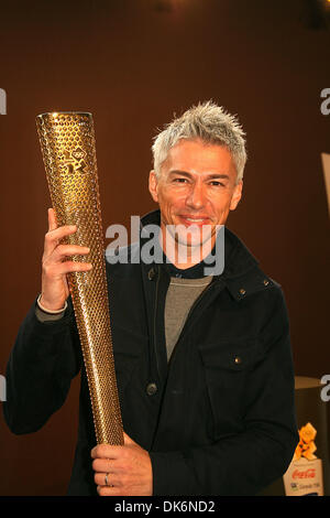 8. Juni 2011 - London, England, Vereinigtes Königreich - ehemalige Triple-Jumper und LOCOG Vorstandsmitglied JONATHAN EDWARDS mit einem ersten Blick auf den Prototyp Fackel Design für London 2012 Olympischen Fackellauf am Londoner Bahnhof St. Pancras International. Die Fackel wird 8.000 Läufer das Olympische Feuer in Großbritannien während des 70-Tage-Relais ab Endland auf tragen ermöglichen. Stockfoto