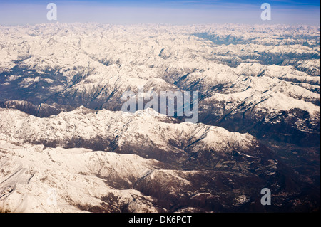 Luftaufnahme von Schnee bedeckt Alpen Berge in Italien Stockfoto