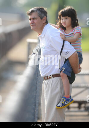 10. Juni 2011 - Elmont, New York, USA - Emily Escowitz, 5, Uhren Belmont Stakes Training mit ihrem Vater George am 10. Juni 2011 im Belmont Park in Elmont, New Yok (Credit-Bild: © Scott Serio/Eclipse/ZUMAPRESS.com) Stockfoto