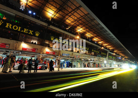 8. Juni 2011 - Le Mans, Frankreich - Pit-Aktion im Zeittraining Mittwoch für die 24 Stunden von Le Mans.  (Kredit-Bild: © Rainer Ehrhardt/ZUMAPRESS.com) Stockfoto