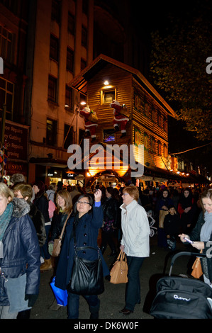 Besucher den deutschen Lebensmittelmarkt in Birmingham Stockfoto