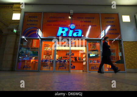 Berlin, Deutschland. 9. Okt. 2013. Eine Zweigstelle des Geldüberweisungsdienstes „RIA Money Transfer“ hat am Alexanderplatz in Berlin am 9. Oktober 2013 offene Türen. Fotoarchiv für Zeitgeschichte - ACHTUNG! KEIN KABELSERVICE - MODELL FREIGEGEBEN -/dpa/Alamy Live News Stockfoto