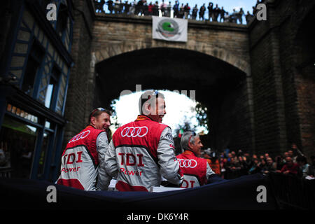 10. Juni 2011 - Le Mans, Frankreich - Fahrer während der 24 Stunden von Le Mans Fahrerparade. (Kredit-Bild: © Rainer Ehrhardt/ZUMAPRESS.com) Stockfoto