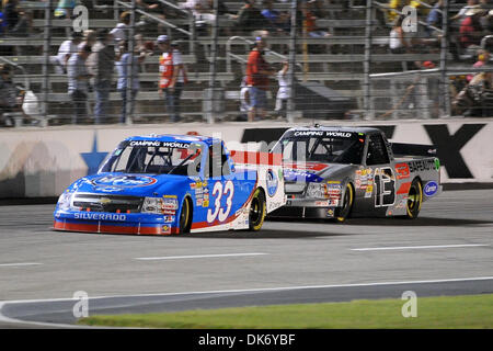 10. Juni 2011 - Fort Worth, TX, USA - Camping World Truck Series Treiber Ron Hornaday (33) weiter führend in der Camping World Truck Series Rennfahrer Johnny Sauter (13) während der NCWTS Win Star World Casino 400 k auf dem Texas Motor Speedway in Fort Worth, Texas. (Kredit-Bild: © Patrick Grün/Southcreek Global/ZUMAPRESS.com) Stockfoto