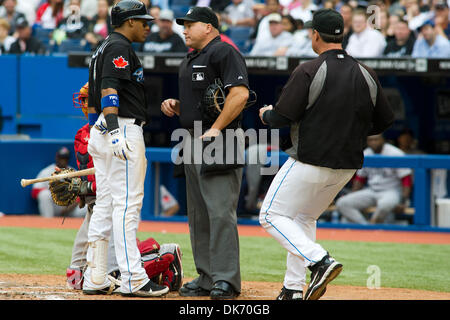 11. Juni 2011 - Toronto, Ontario, Kanada - Toronto Blue Jays Manager John Ferrell tritt eine Diskussion zwischen Toronto Blue Jays Shortstop Yunel Escobar (5) und die Home-Plate Umpire in Aktion in einem Spiel zwischen den Boston Red Sox und die Toronto Blue Jays. Die Red Sox würde die Blue Jays durch 16-4 besiegen. (Kredit-Bild: © Keith Hamilton/Southcreek Global/ZUMAPRESS.com) Stockfoto