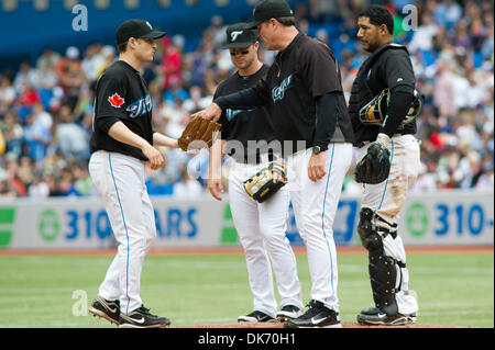 11. Juni 2011 - Toronto, Ontario, Kanada - Toronto Blue Jays Manager John Ferrell nimmt den Ball aus Toronto Blue Jays Krug Brandon Morrow (23) in Aktion in einem Spiel zwischen den Boston Red Sox und die Toronto Blue Jays. Die Red Sox würde die Blue Jays durch 16-4 besiegen. (Kredit-Bild: © Keith Hamilton/Southcreek Global/ZUMAPRESS.com) Stockfoto