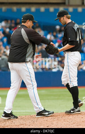 11. Juni 2011 - Toronto, Ontario, Kanada - Toronto Blue Jays Manager John Ferrell nimmt den Ball aus Toronto Blue Jays Krug Casey Janssen (44) in Aktion in einem Spiel zwischen den Boston Red Sox und die Toronto Blue Jays. Die Red Sox würde die Blue Jays durch 16-4 besiegen. (Kredit-Bild: © Keith Hamilton/Southcreek Global/ZUMAPRESS.com) Stockfoto