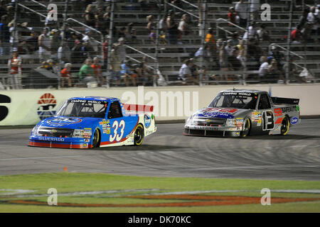 11. Juni 2011 - Fort Worth, TX, USA - Camping World Truck Series Treiber Ron Hornaday (33) weiter führend in der Camping World Truck Series Rennfahrer Johnny Sauter (13) während der NCWTS Win Star World Casino 400 k auf dem Texas Motor Speedway in Fort Worth, Texas. (Kredit-Bild: © Patrick Grün/Southcreek Global/ZUMAPRESS.com) Stockfoto