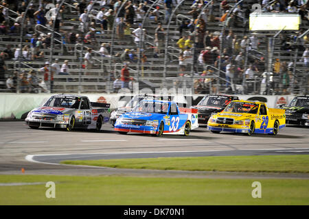 11. Juni 2011 - Fort Worth, TX, USA - Camping World Truck Series Treiber Johnny Sauter (13) weiter führend in der Camping World Truck Series Rennfahrer Ron Hornaday (33) während der NCWTS Win Star World Casino 400 k auf dem Texas Motor Speedway in Fort Worth, Texas. (Kredit-Bild: © Patrick Grün/Southcreek Global/ZUMAPRESS.com) Stockfoto