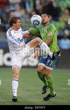 11. Juni 2011 - Seattle, Washington, Vereinigte Staaten von Amerika - Seattle Sounders Forward Lamar Neagle (27) und Vancouver Whitecaps FC Verteidiger, Jonathan Leder (25) Kampf um Besitz im ersten Halbjahr die Vancouver Whitecaps vs. Seattle Sounders FC im Qwest Field. (Kredit-Bild: © Chris Coulter/Southcreek Global/ZUMApress.com) Stockfoto