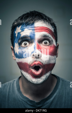 Porträt von überrascht Man mit US-Flagge auf Gesicht gemalt. Stockfoto