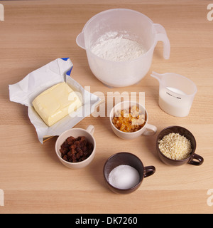 Backzutaten für einen Stollen Obstkuchen Stockfoto