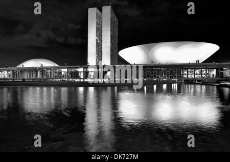 Brasilien, Brasilia: Nächtliche Blick des Nationalkongresses von Oscar Niemeyer Stockfoto