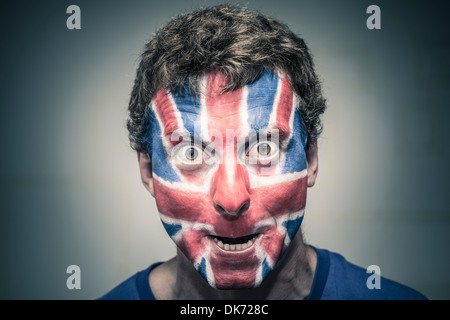 Porträt von beängstigend Mann mit britischer Flagge gemalt auf Gesicht. Stockfoto