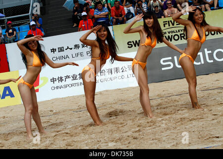 11. Juni 2011 - kehrte Peking - mit dem Zusatz von den Grand Slam in Peking als eine neue Haltestelle auf der FIVB Beach Volleyball Swatch World Tour Juni 6-11, chinesische und spanische Cheerleader mit internationalen Beach-Volleyball, Chaoyang Park, Austragungsort der Olympischen Spiele 2008. (Kredit-Bild: © Jeremy Breningstall/ZUMAPRESS.com) Stockfoto