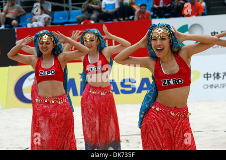 11. Juni 2011 - kehrte Peking - mit dem Zusatz von den Grand Slam in Peking als eine neue Haltestelle auf der FIVB Beach Volleyball Swatch World Tour Juni 6-11, chinesische und spanische Cheerleader mit internationalen Beach-Volleyball, Chaoyang Park, Austragungsort der Olympischen Spiele 2008. (Kredit-Bild: © Jeremy Breningstall/ZUMAPRESS.com) Stockfoto