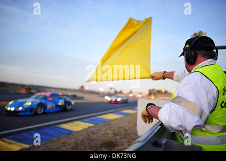 12. Juni 2011 - Le Mans, Frankreich - A Marshall Wellen die gelbe Flagge während der 24 Stunden von Le Mans Autorennen. (Kredit-Bild: © Rainer Ehrhardt/ZUMAPRESS.com) Stockfoto