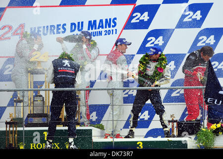 12. Juni 2011 - Le Mans, Frankreich - Champagne feiern während Podium feiern bei den 24 Stunden von Le Mans Autorennen. (Kredit-Bild: © Rainer Ehrhardt/ZUMAPRESS.com) Stockfoto