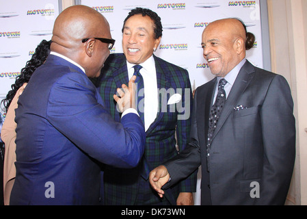 Smokey Robinson L.A. Reid und Berry Gordy Jr. Starten von "Motown: Musical" im Nederlander Theatre – Ankunft New York City statt Stockfoto