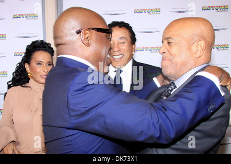 Smokey Robinson L.A. Reid und Berry Gordy Jr. Starten von "Motown: Musical" im Nederlander Theatre – Ankunft New York City statt Stockfoto