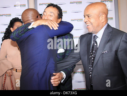 Smokey Robinson L.A. Reid und Berry Gordy Jr. Starten von "Motown: Musical" im Nederlander Theatre – Ankunft New York City statt Stockfoto