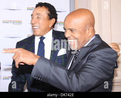 Smokey Robinson und Berry Gordy Jr. Starten von "Motown: Musical" im Nederlander Theatre – Ankunft New York City USA – statt Stockfoto